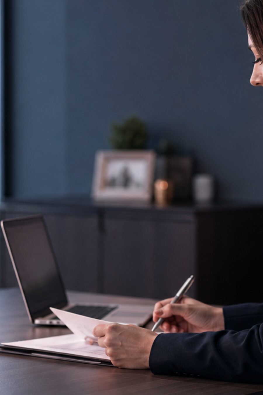An agent receiving leads at a workstation